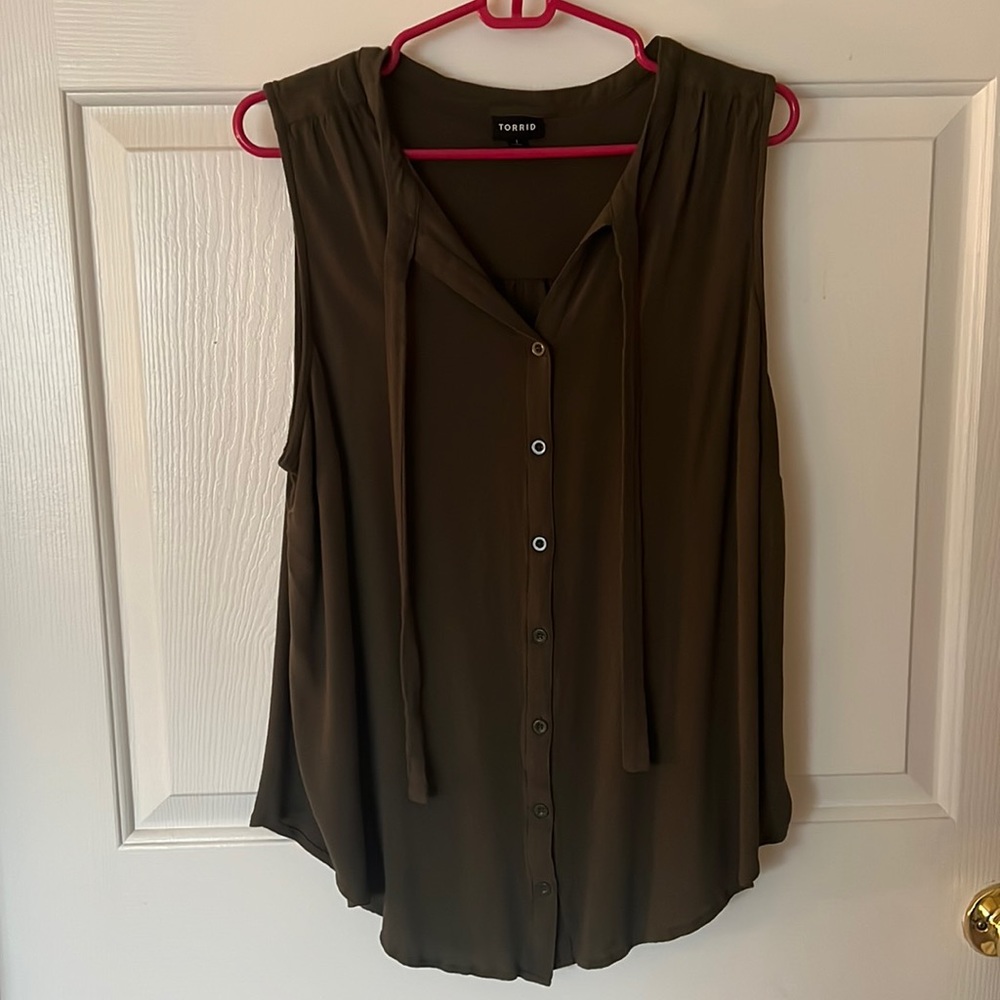 Flowy Sleeveless tie-neck top from Torrod 😍